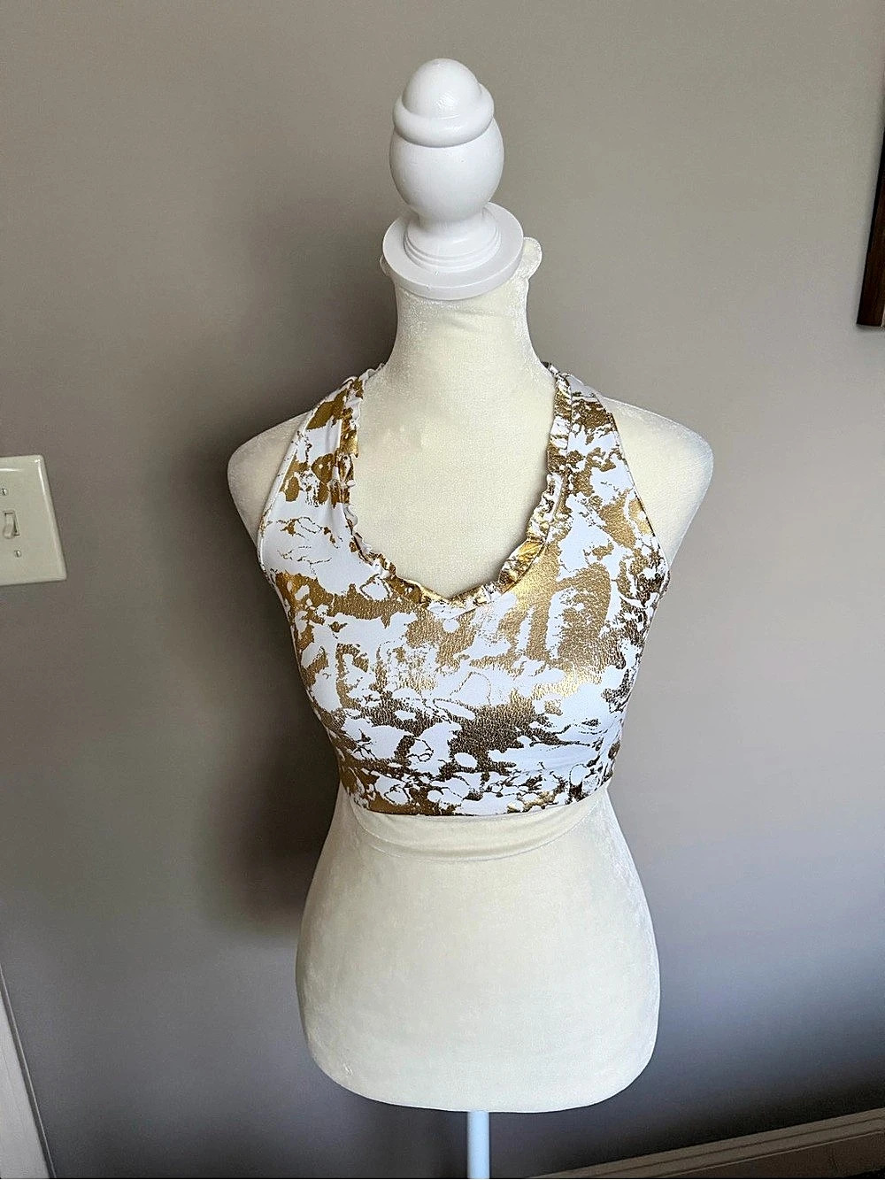Lilly Pulitzer Luxletic Abstract Racerback Crop Top in White & Gold XXS Like New